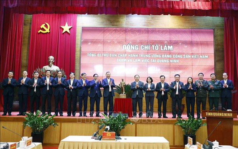 Tổng B&iacute; thư T&ocirc; L&acirc;m tặng bức tượng Chủ tịch Hồ Ch&iacute; Minh cho tỉnh Quảng Ninh - Ảnh: TTXVN