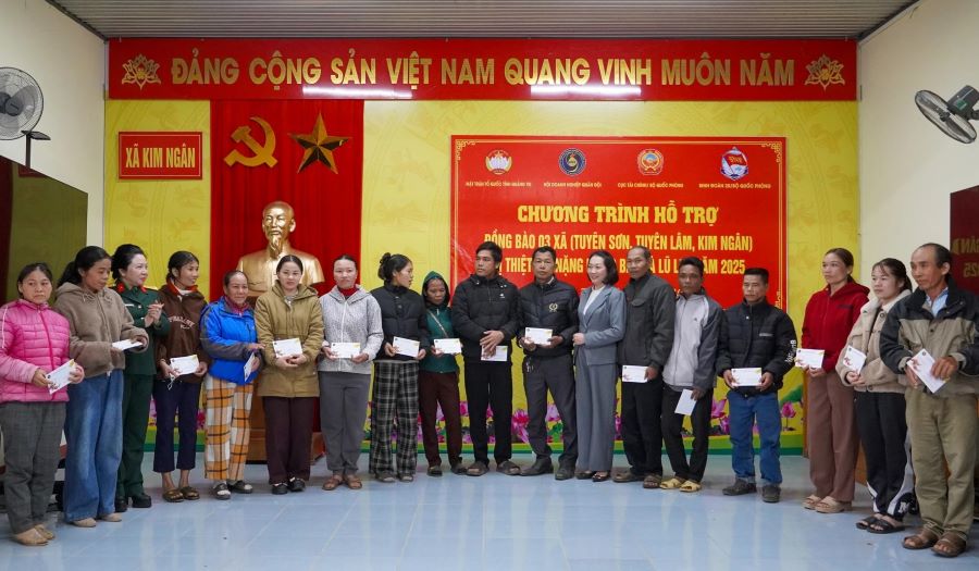 Đại diện l&atilde;nh đạo Cục T&agrave;i ch&iacute;nh (Bộ Quốc ph&ograve;ng) v&agrave; Ủy ban MTTQ Việt Nam tỉnh trao qu&agrave; cho đồng b&agrave;o bị ảnh hưởng bởi thi&ecirc;n tai tại x&atilde; Kim Ng&acirc;n