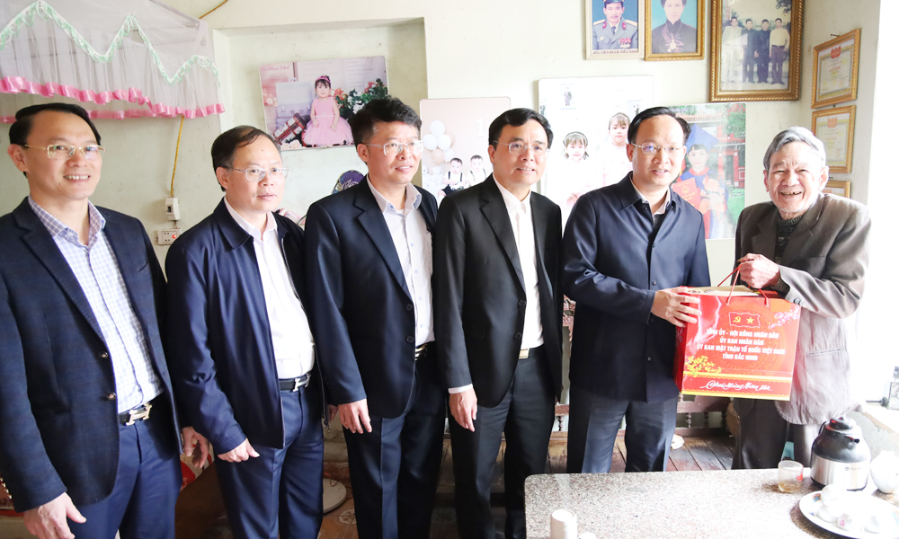 Phó Chủ tịch UBND tỉnh Phạm Văn Thịnh tặng quà Thương binh hạng 2/4 Bùi Xuân Hệ. Phó Chủ tịch UBND tỉnh Phạm Văn Thịnh tặng quà Thương binh hạng 2/4 Bùi Xuân Hệ.