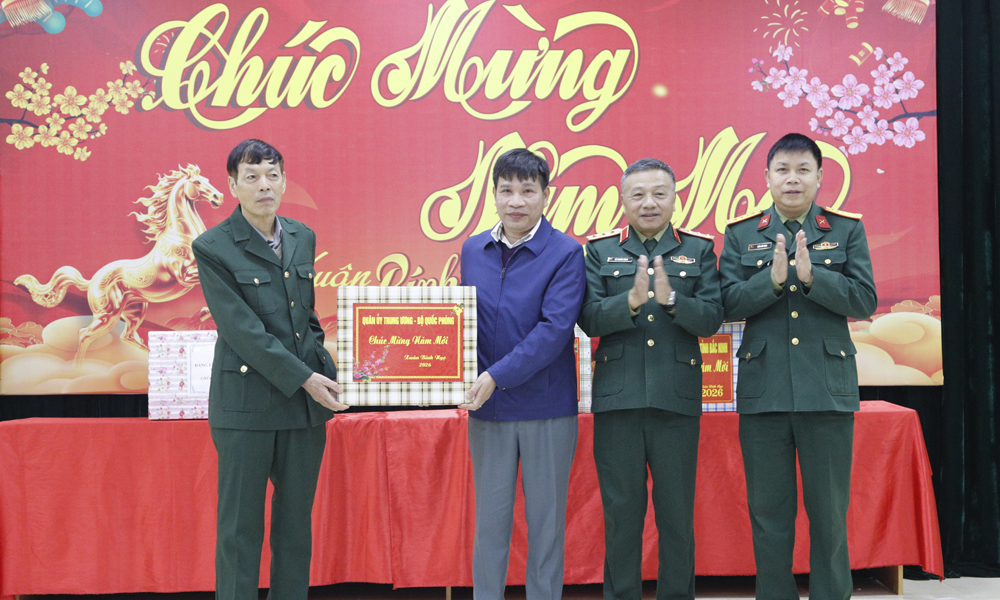 Thượng tướng L&ecirc; Quang Minh tặng qu&agrave; Tết Trung t&acirc;m Điều dưỡng thương binh Lạng Giang.