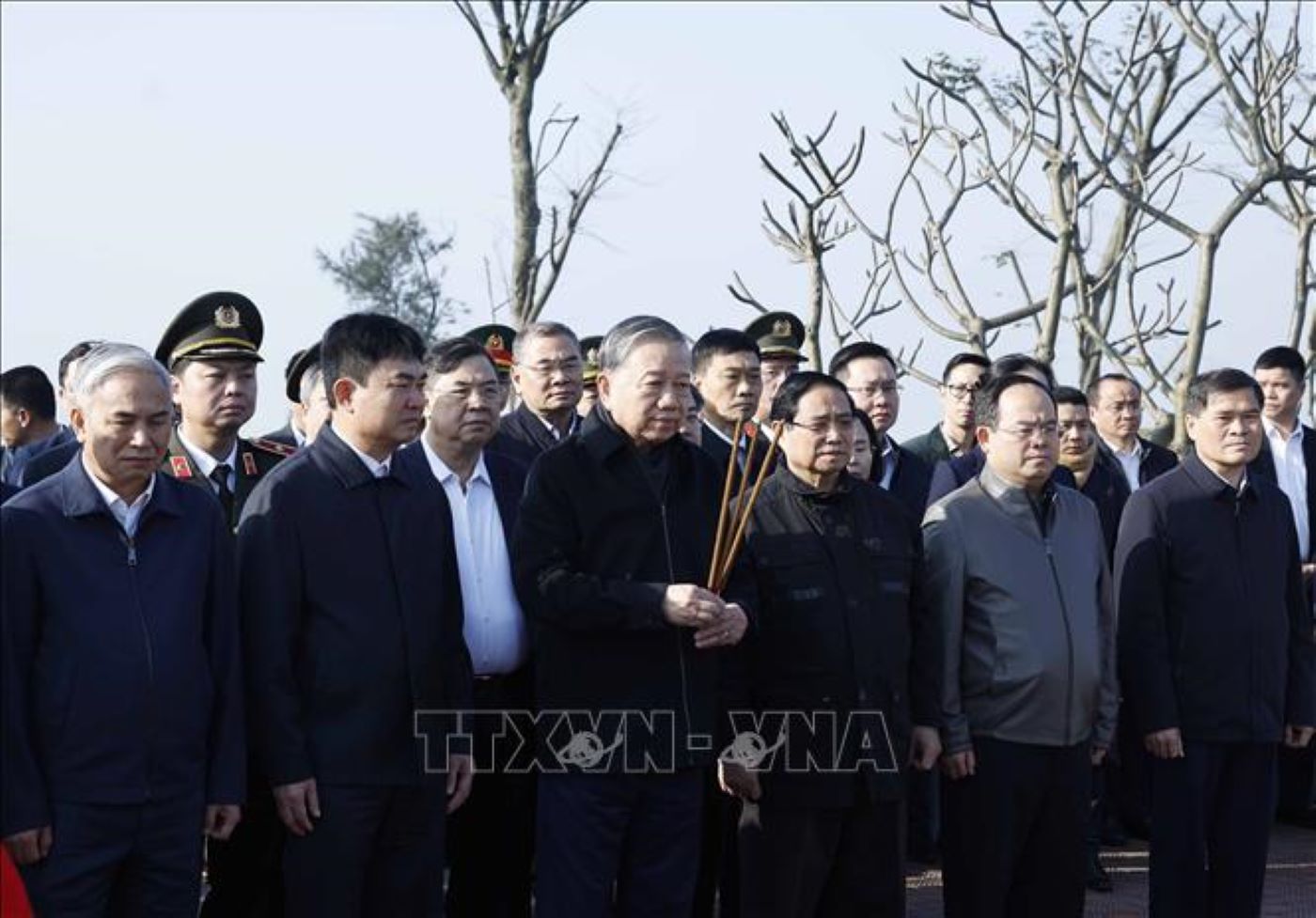Tổng B&iacute; thư T&ocirc; L&acirc;m, Thủ tướng Phạm Minh Ch&iacute;nh v&agrave; đo&agrave;n c&ocirc;ng t&aacute;c Trung ương d&acirc;ng hoa, d&acirc;ng hương tại Di t&iacute;ch lịch sử quốc gia Địa điểm lưu niệm B&aacute;c Hồ về thăm mỏ Đ&egrave;o Nai tại phường Cẩm Phả, tỉnh Quảng Ninh.