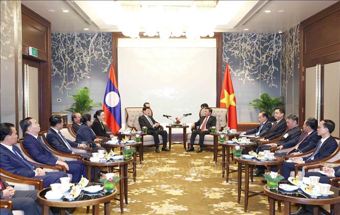 Thường trực Ban B&iacute; thư Trần Cẩm T&uacute; tiễn Tổng B&iacute; thư, Chủ tịch nước L&agrave;o v&agrave; Phu nh&acirc;n kết th&uacute;c tốt đẹp chuyến thăm cấp Nh&agrave; nước đến Việt Nam. Ảnh: Phương Hoa/TTXVN