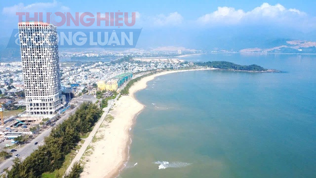 Đường Nguyễn Tất Th&agrave;nh nhiều dự &aacute;n lớn. Ảnh: Ho&agrave;ng Gia Bảo.