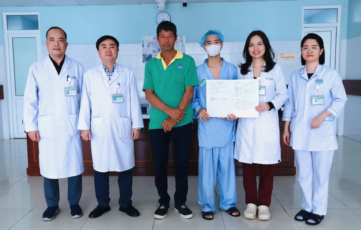 Bệnh nh&acirc;n được ra viện trong niềm vui của gia đ&igrave;nh v&agrave; c&aacute;c y, b&aacute;c sĩ.