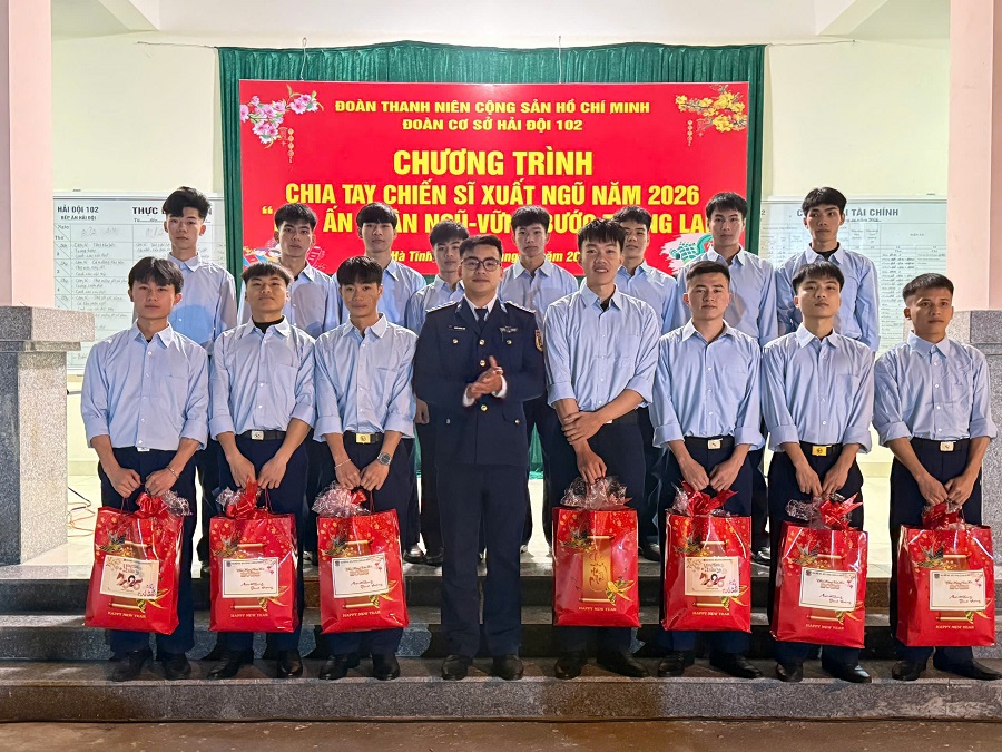 Ấm áp tình đồng đội trong đêm liên hoan chia tay chiến sĩ xuất ngũ