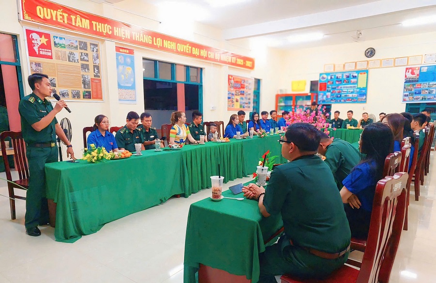 Đồn Bi&ecirc;n ph&ograve;ng Ti&ecirc;n Hải chia tay chiến sĩ trước khi xuất ngũ về địa phương.