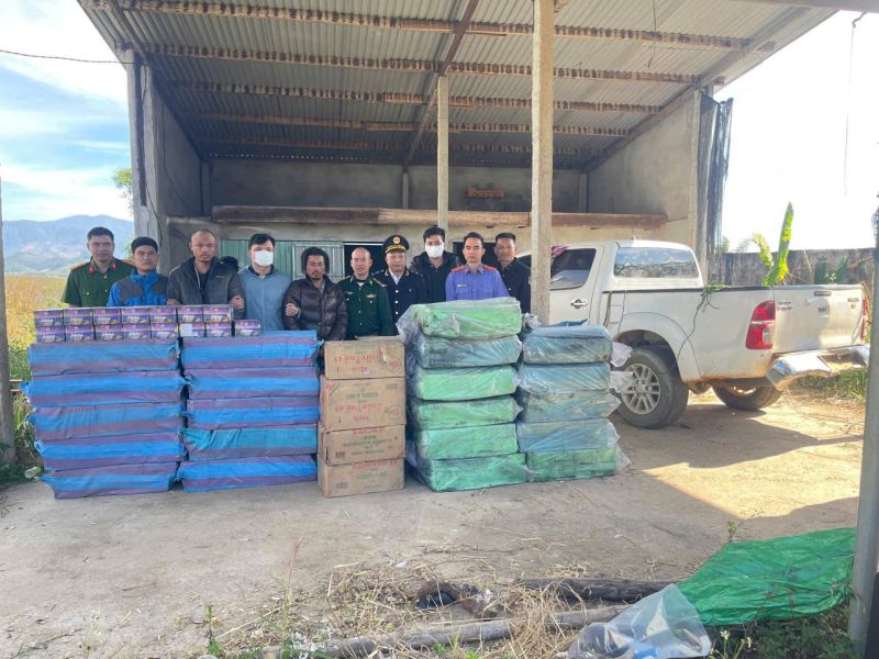 Quảng Ngãi: Phát hiện xe bán tải vận chuyển hơn 2 tấn pháo lậu