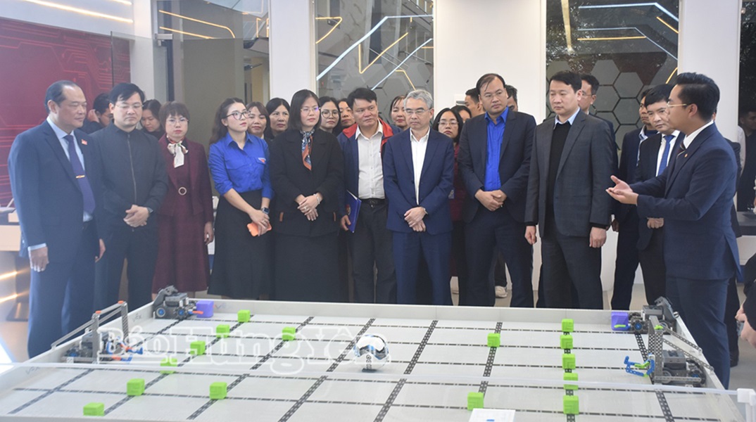 Hưng Yên khánh thành công trình thanh niên “Phòng stem và AI học đường”