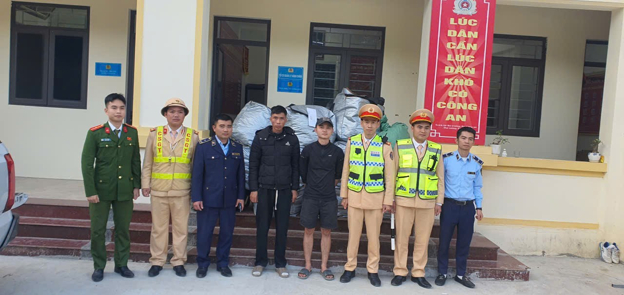 Thanh Hóa: Phát hiện xe khách chở gần 400 sản phẩm quần áo không rõ nguồn gốc