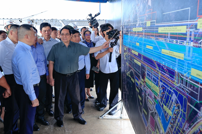 Kiểm tra dự &aacute;n cảng h&agrave;ng kh&ocirc;ng quốc tế Ph&uacute; Quốc, Thủ tướng Phạm Minh Ch&iacute;nh chỉ đạo tỉnh tiến h&agrave;nh c&ocirc;ng t&aacute;c giải ph&oacute;ng mặt bằng nhanh gọn với tầm nh&igrave;n xa hơn nữa, tr&ecirc;n nguy&ecirc;n tắc đ&uacute;ng luật v&agrave; v&igrave; d&acirc;n - Ảnh: VGP/Nhật Bắc