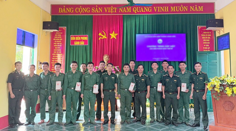 Đồn Bi&ecirc;n ph&ograve;ng Nam Du phối hợp với tổ chức Đo&agrave;n địa phương gặp mặt chia tay chiến sĩ.