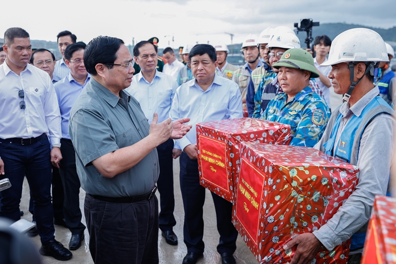 Thủ tướng Phạm Minh Ch&iacute;nh tặng qu&agrave;, động vi&ecirc;n đội ngũ c&aacute;n bộ, kỹ sư, c&ocirc;ng nh&acirc;n tr&ecirc;n c&ocirc;ng trường - Ảnh: VGP/Nhật Bắc