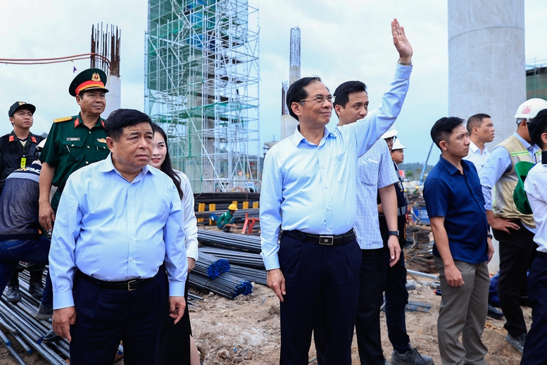 Ph&oacute; Thủ tướng B&ugrave;i Thanh Sơn v&agrave; Ph&oacute; Thủ tướng Nguyễn Ch&iacute; Dũng tại c&ocirc;ng trường- Ảnh: VGP/Nhật Bắc