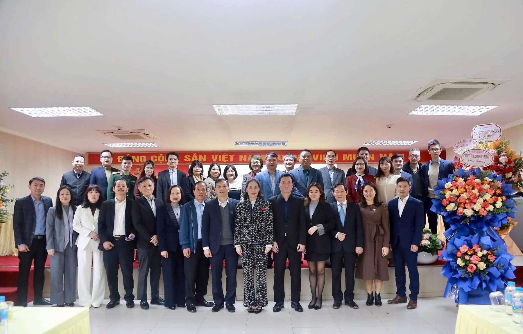 L&atilde;nh đạo phường Dương Nội chụp ảnh lưu niệm c&ugrave;ng đại diện c&aacute;c doanh nghiệp ti&ecirc;u biểu tr&ecirc;n địa b&agrave;n tại Hội nghị.