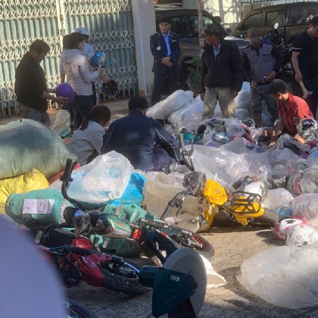 Hội đồng ti&ecirc;u hủy đang xem x&eacute;t, ph&acirc;n loại số h&agrave;ng ho&aacute; VPHC v&agrave; lựa chọn biện ph&aacute;p ti&ecirc;u hủy ph&ugrave; hợp. Ảnh: Phi Vũ