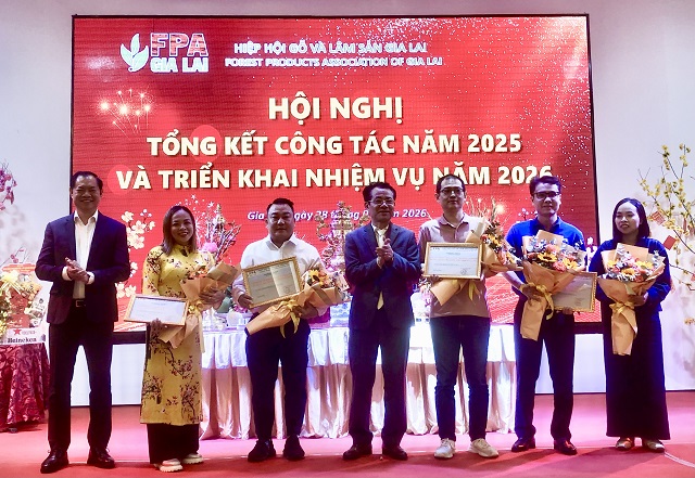 L&atilde;nh đạo FPA Gia Lai (thứ 4 v&agrave; thứ 7 từ phải qua) trao Giấy chứng nhận cho c&aacute;c hội vi&ecirc;n mới. Ảnh: VH