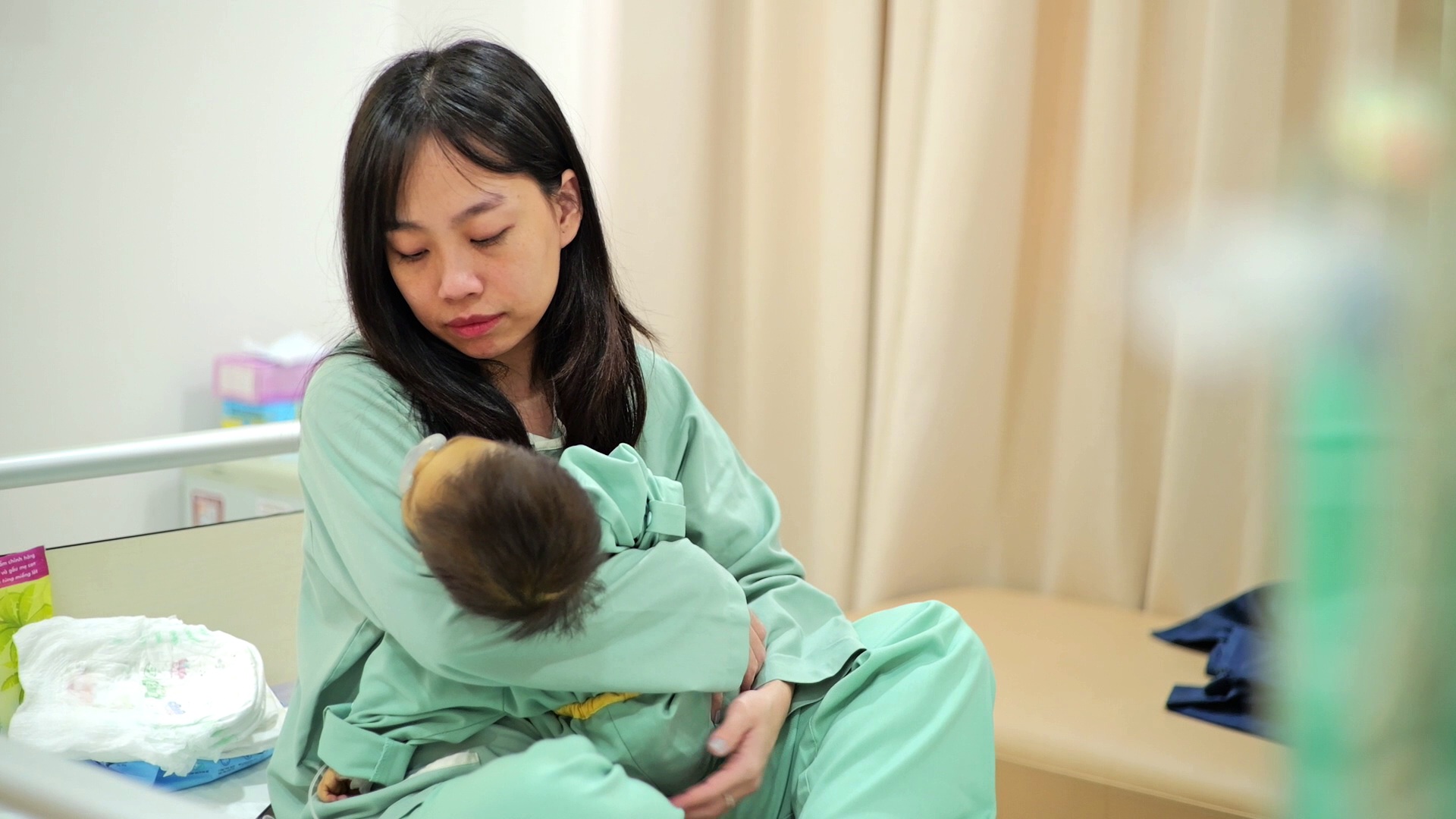 B&eacute; Thi&ecirc;n Di v&agrave; mẹ trước ca phẫu thuật gh&eacute;p gan.