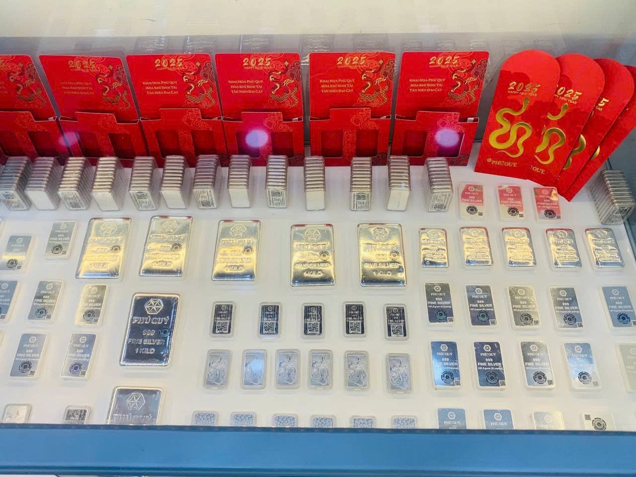 Giá bạc hôm nay 28/1: Tiếp tục phá ngưỡng cao kỷ lục