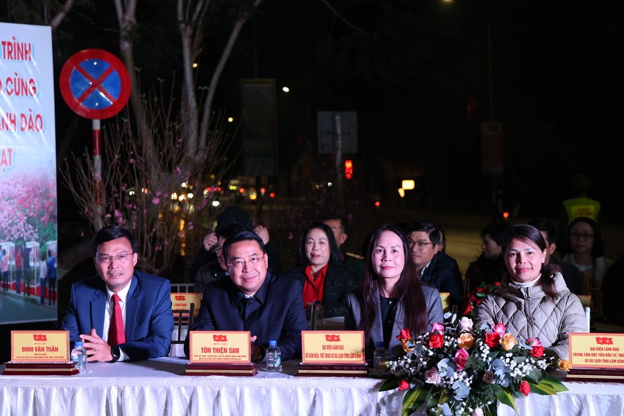 C&aacute;c đồng ch&iacute; l&atilde;nh đạo tỉnh v&agrave; phường Xu&acirc;n Hương - Đ&agrave; Lạt tham dự lễ khai mạc