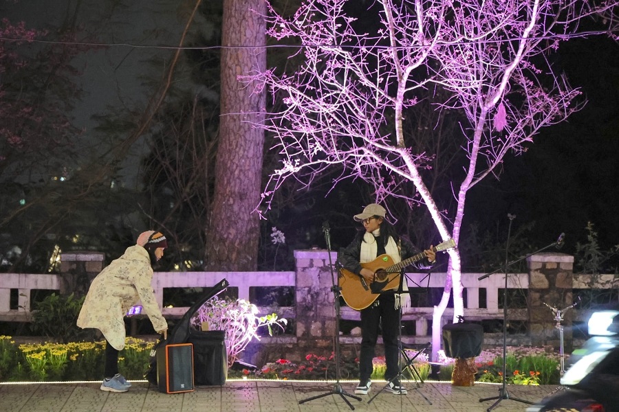 C&aacute;c tiết mục &acirc;m nhạc đường phố g&oacute;p phần l&agrave;m phong ph&uacute; kh&ocirc;ng gian văn h&oacute;a - nghệ thuật