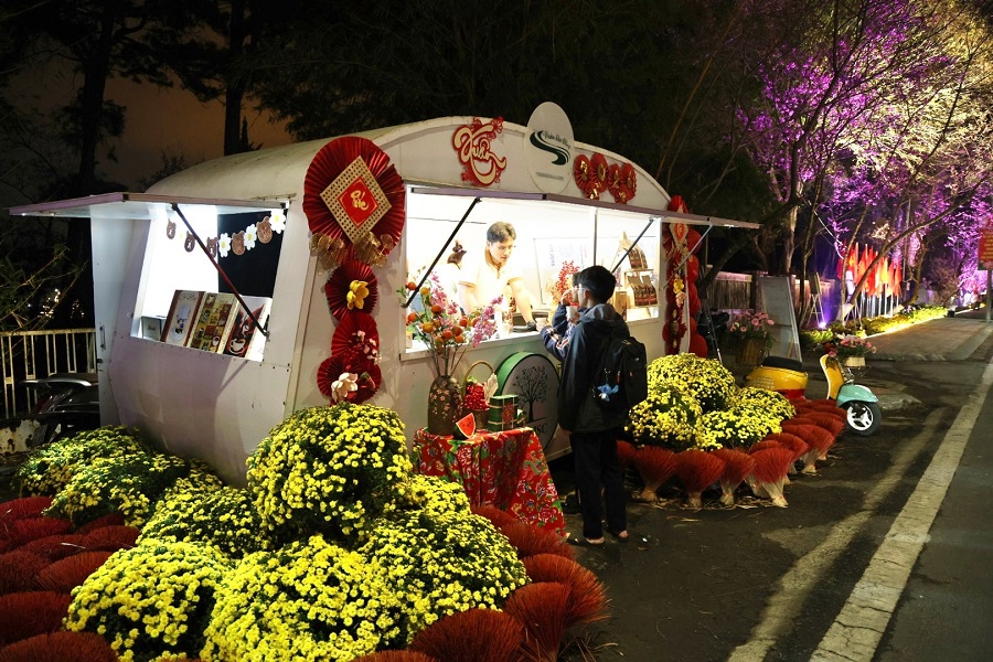 C&aacute;c tiểu cảnh hoa v&agrave; kh&ocirc;ng gian trang tr&iacute; nghệ thuật được bố tr&iacute; dọc tuyến đường, tạo điểm nhấn để người d&acirc;n, du kh&aacute;ch tham quan, chụp ảnh, trải nghiệm kh&ocirc;ng kh&iacute; xu&acirc;n Đ&agrave; Lạt