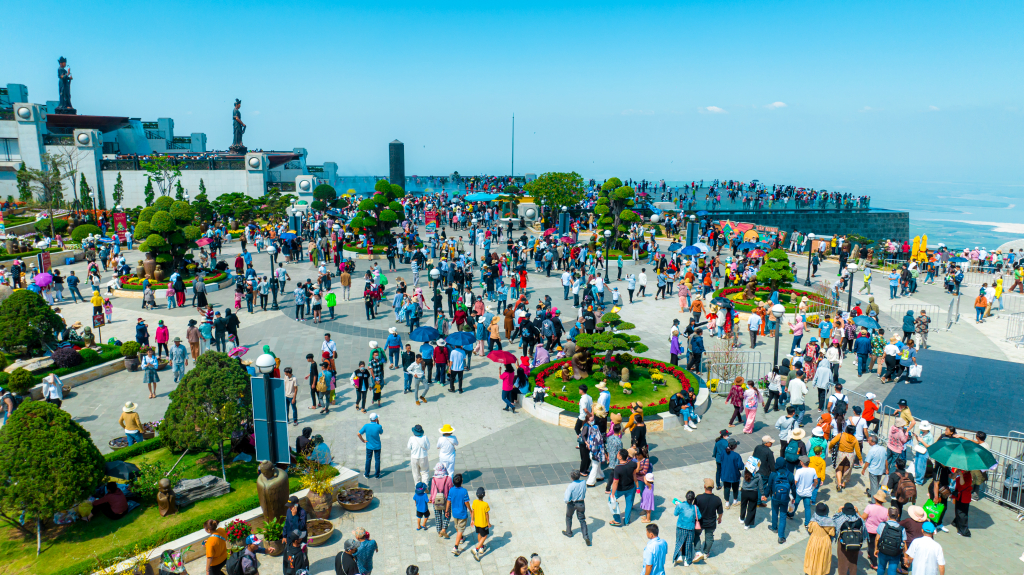 Khu du lịch Quốc gia n&uacute;i B&agrave; Đen thu h&uacute;t đ&ocirc;ng đảo du kh&aacute;ch đến tham quan, chi&ecirc;m b&aacute;i.