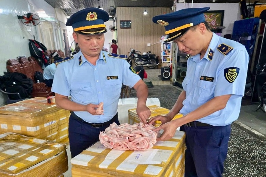 Cơ quan chức năng thu giữ c&aacute;c mặt h&agrave;ng thực phẩm kh&ocirc;ng r&otilde; nguồn gốc xuất xứ