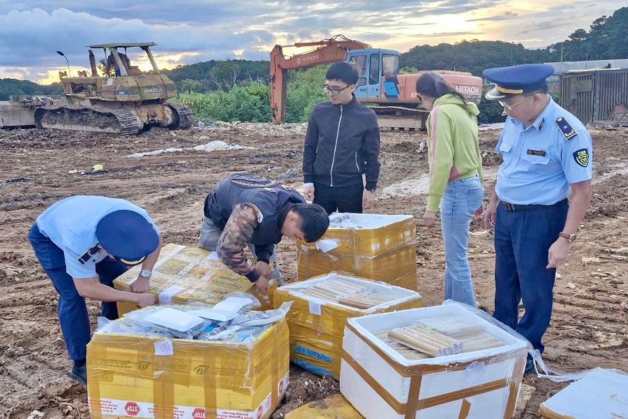 Cơ quan chức năng tiến h&agrave;nh ti&ecirc;u hủy c&aacute;c mặt h&agrave;ng k&eacute;m chất lượng theo quy định