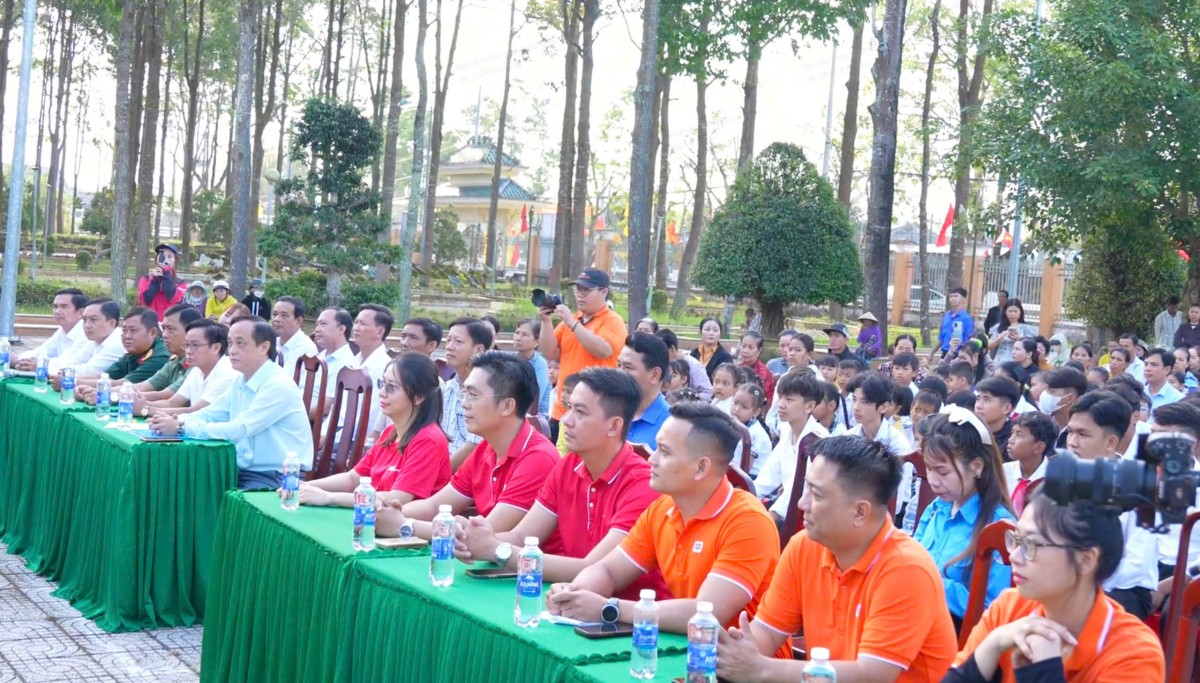 C&aacute;c đại biểu tham dự chương tr&igrave;nh.