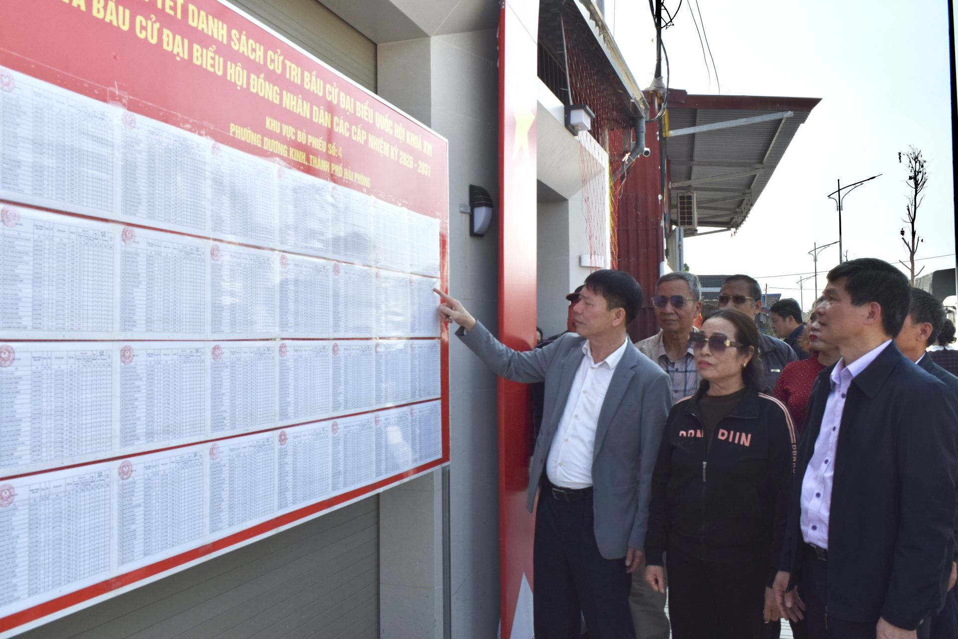 Đo&agrave;n kiểm tra thực tế c&ocirc;ng t&aacute;c bầu cử tại khu vực bỏ phiếu số 4.