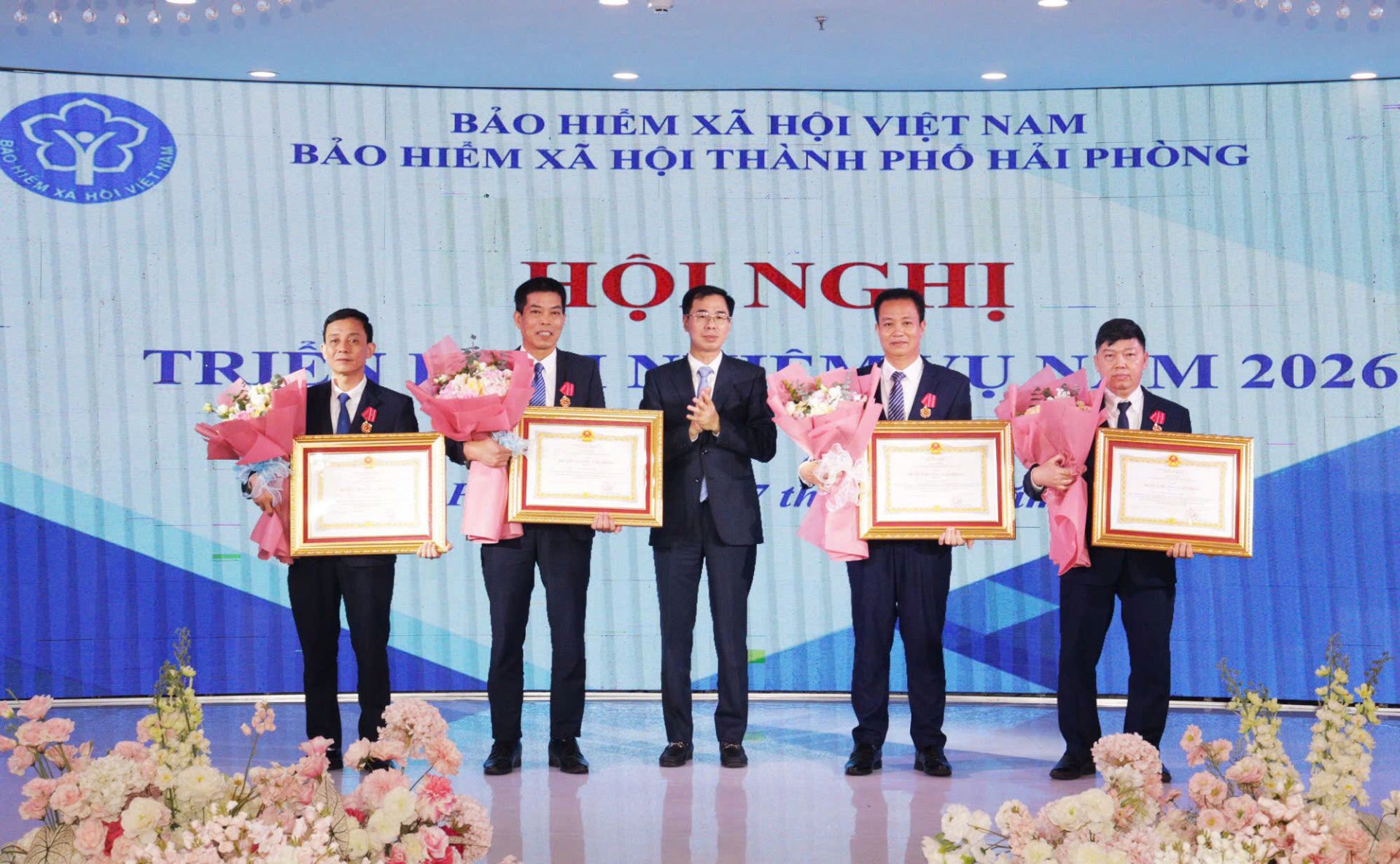 Đồng ch&iacute; Đ&agrave;o Việt &Aacute;nh, Ph&oacute; Gi&aacute;m đốc BHXH Việt Nam trao Hu&acirc;n chương Lao động hạng Ba của Chủ tịch nước Cộng h&ograve;a x&atilde; hội chủ nghĩa Việt Nam cho c&aacute;c c&aacute; nh&acirc;n.