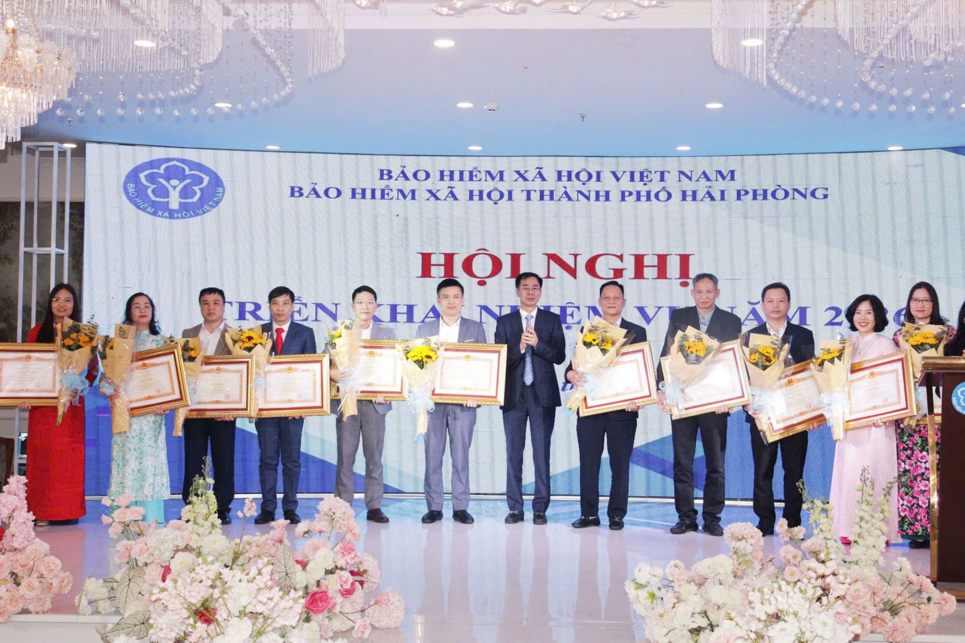 Đồng ch&iacute; Đ&agrave;o Việt &Aacute;nh, Ph&oacute; Gi&aacute;m đốc BHXH Việt Nam trao Bằng khen của Thủ tướng Ch&iacute;nh phủ cho c&aacute;c tập thể.