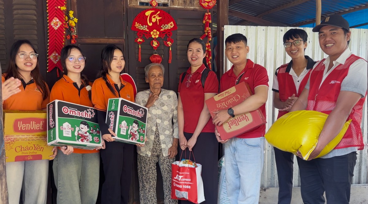 J&T Express đ&atilde; phối hợp c&ugrave;ng Trường Đại học FPT v&agrave; c&aacute;c tổ chức địa phương triển khai chương tr&igrave;nh thiện nguyện nhằm hỗ trợ học sinh c&oacute; ho&agrave;n cảnh kh&oacute; khăn v&agrave; người cao tuổi neo đơn tr&ecirc;n địa b&agrave;n.