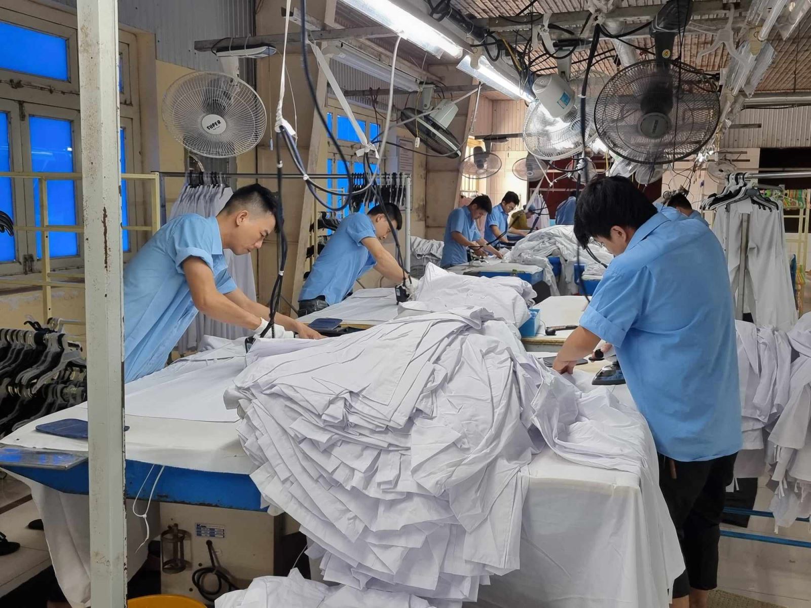 Người lao động ưu tiên "đóng bảo hiểm full lương" vì lo ngại quyền lợi về già bị ảnh hưởng