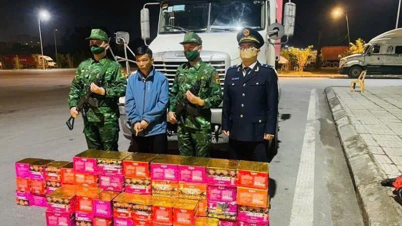 Lực lượng chức năng tỉnh Quảng Ninh bắt giữ vụ vận chuyển tr&aacute;i ph&eacute;p hơn 250kg ph&aacute;o nổ trong dịp cận Tết. Ảnh: