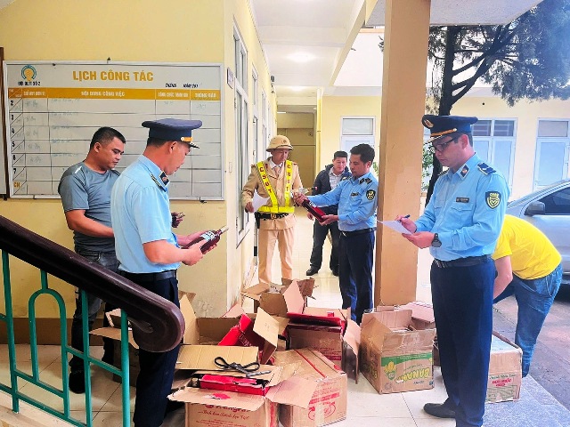 QLTT Quảng Trị: Tạm giữ hơn 100 chai rượu nhập lậu