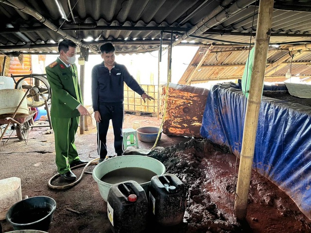 Hà Nội: Triệt phá 2 xưởng phân kim xả hơn 6,7 tấn chất thải nguy hại ven sông Đuống