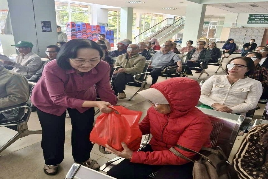 Tặng qu&agrave; cho người d&acirc;n được mổ mắt miễn ph&iacute;