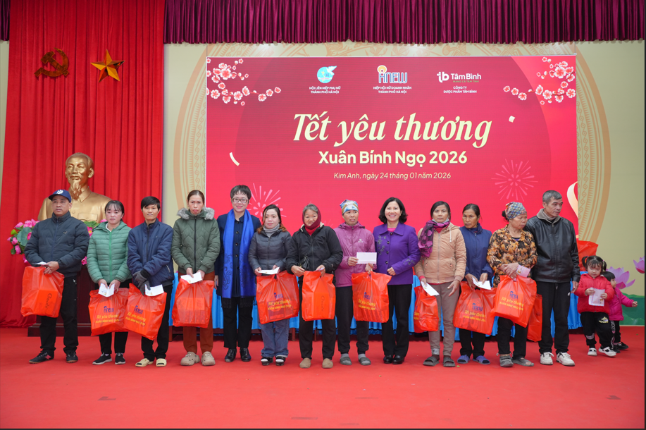 B&agrave; L&ecirc; Thị B&igrave;nh &ndash; Tổng Gi&aacute;m đốc Dược phẩm T&acirc;m B&igrave;nh trao qu&agrave; Tết cho b&agrave; con c&oacute; ho&agrave;n cảnh kh&oacute; khăn