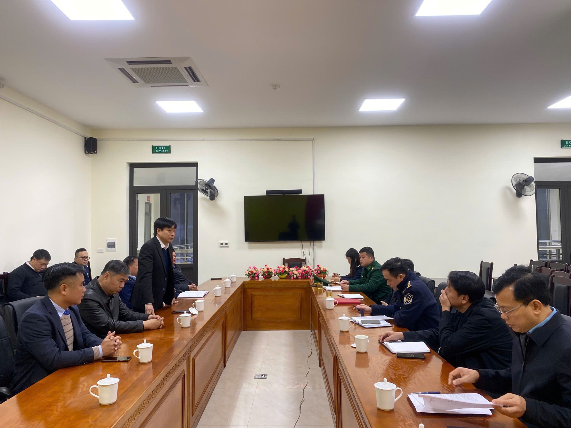 Đo&agrave;n c&ocirc;ng t&aacute;c của Cục Quản l&yacute; v&agrave; Ph&aacute;t triển thị trường trong nước (Bộ C&ocirc;ng Thương) l&agrave;m việc với Sở C&ocirc;ng Thương tỉnh Tuy&ecirc;n Quang. Ảnh: