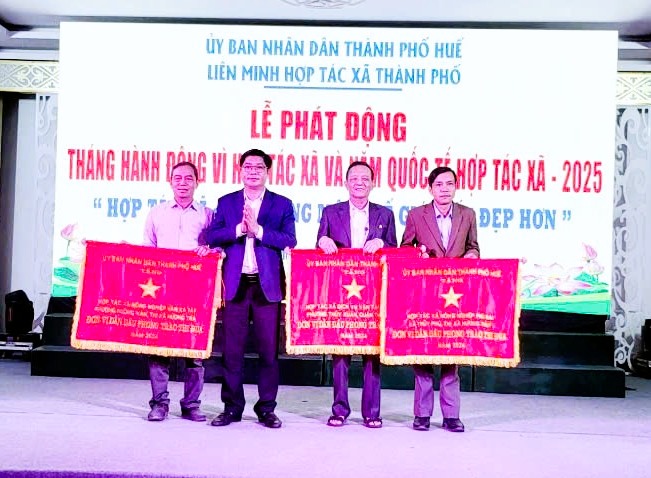 HTX Tiến Đạt được Li&ecirc;n minh HTX khen thưởng, tặng cờ thi đua