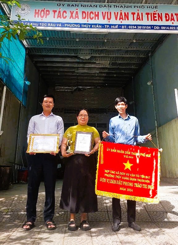 HTX Tiến Đạt năm 2025 nhận được nhiều bằng khen, cờ thưởng của UBND Th&agrave;nh phố v&agrave; c&aacute;c đơn vị li&ecirc;n quan
