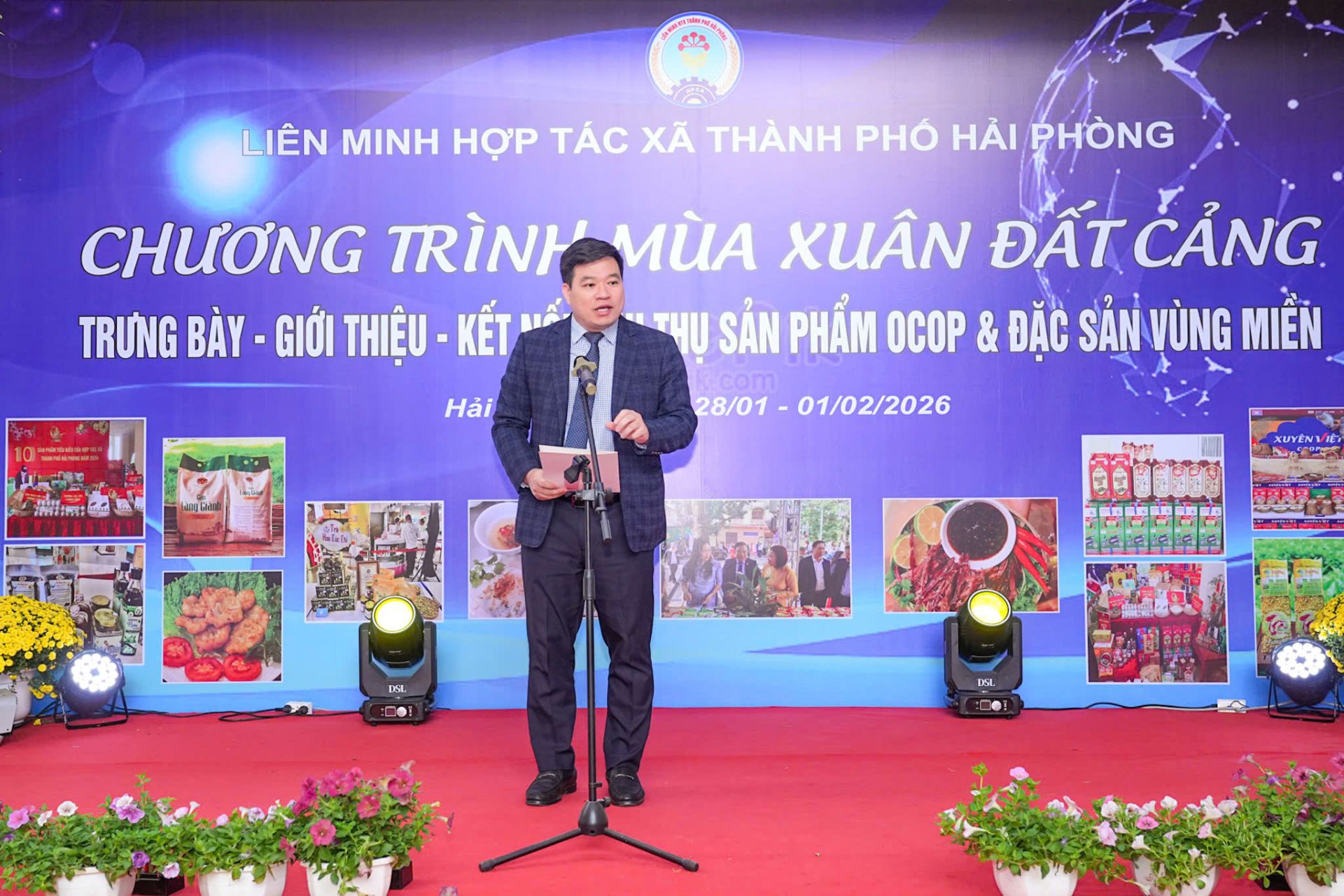 Ph&oacute; Gi&aacute;m đốc Sở C&ocirc;ng Thương L&ecirc; Ngọc L&acirc;n ph&aacute;t biểu tại lễ khai mạc.