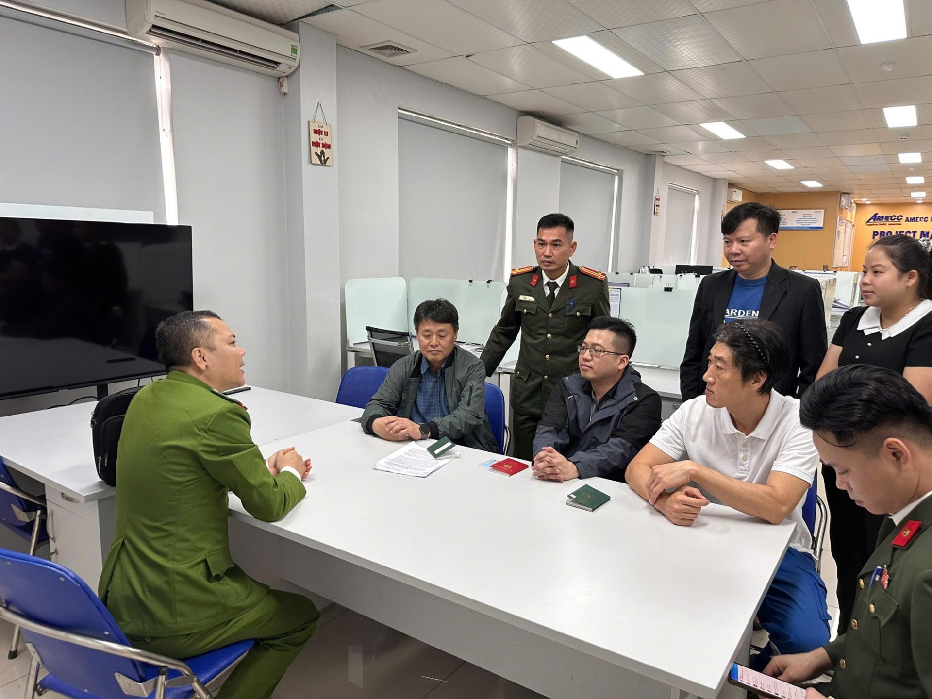 Công an xã An Quang kiểm tra cư trú người nước ngoài và bảo đảm ANTT