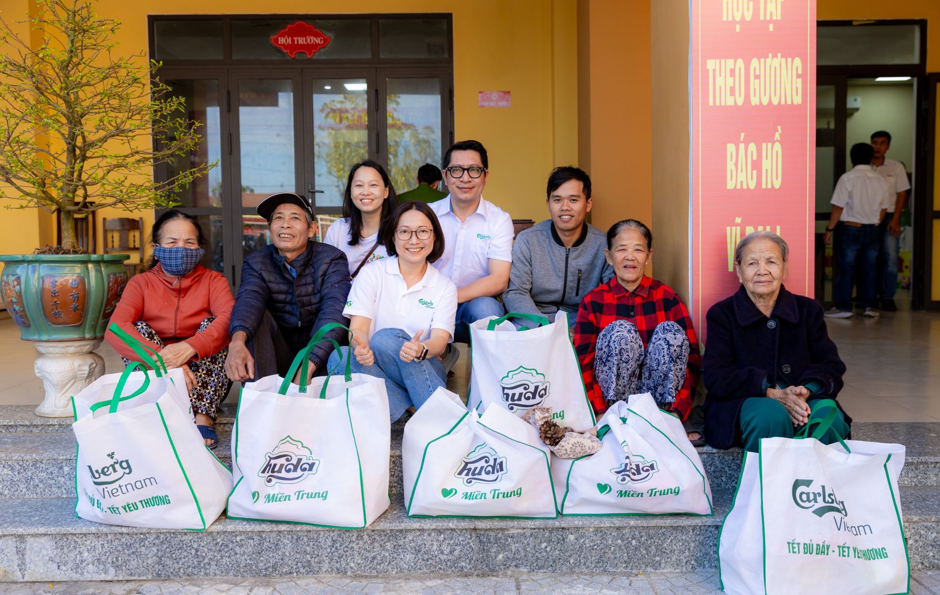 B&agrave; Vivian Gun, Gi&aacute;m đốc T&agrave;i ch&iacute;nh Cấp cao của Carlsberg Việt Nam, trao qu&agrave; & hỏi thăm b&agrave; con miền Trung