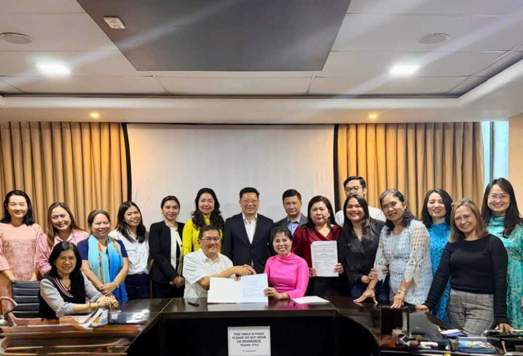 Đại diện doanh nghiệp du lịch Việt Nam ký kết hợp tác cùng các doanh nghiệp lữ hành Cebu (Philippines) nhằm thúc đẩy phát triển du lịch Vịnh Hạ Long và mở rộng trao đổi khách hai chiều. Đại diện doanh nghiệp du lịch Việt Nam ký kết hợp tác cùng các doanh nghiệp lữ hành Cebu (Philippines) nhằm thúc đẩy phát triển du lịch Vịnh Hạ Long và mở rộng trao đổi khách hai chiều.