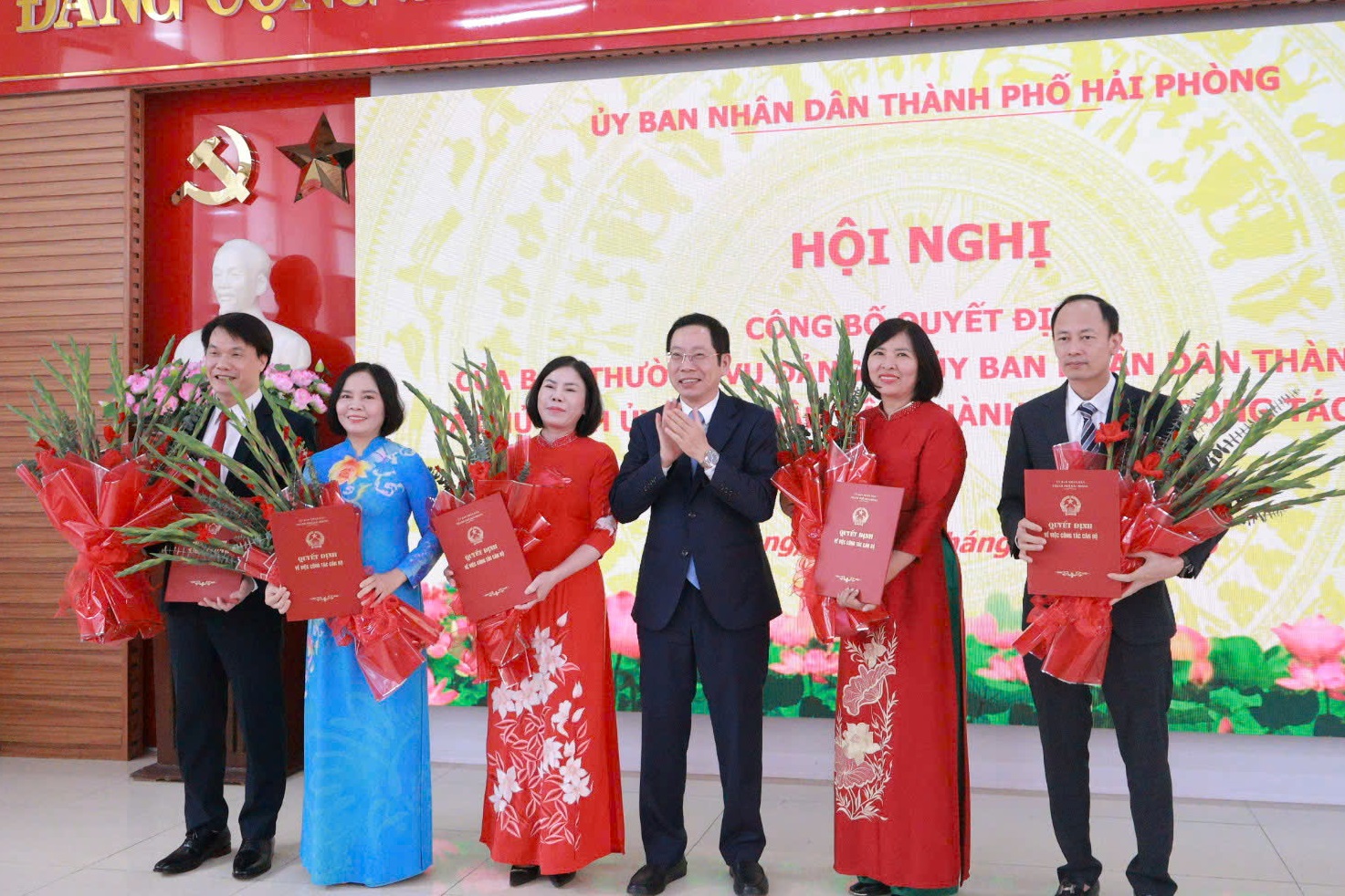 Phó Chủ tịch UBND thành phố Vũ Tiến Phụng trao các quyết định bổ nhiệm Hiệu trưởng và Phó Hiệu trưởng Trường Đại học Hải Dươngvvvvvvvvvvvvvvvvv. Phó Chủ tịch UBND thành phố Vũ Tiến Phụng trao các quyết định bổ nhiệm Hiệu trưởng và Phó Hiệu trưởng Trường Đại học Hải Dươngvvvvvvvvvvvvvvvvv.