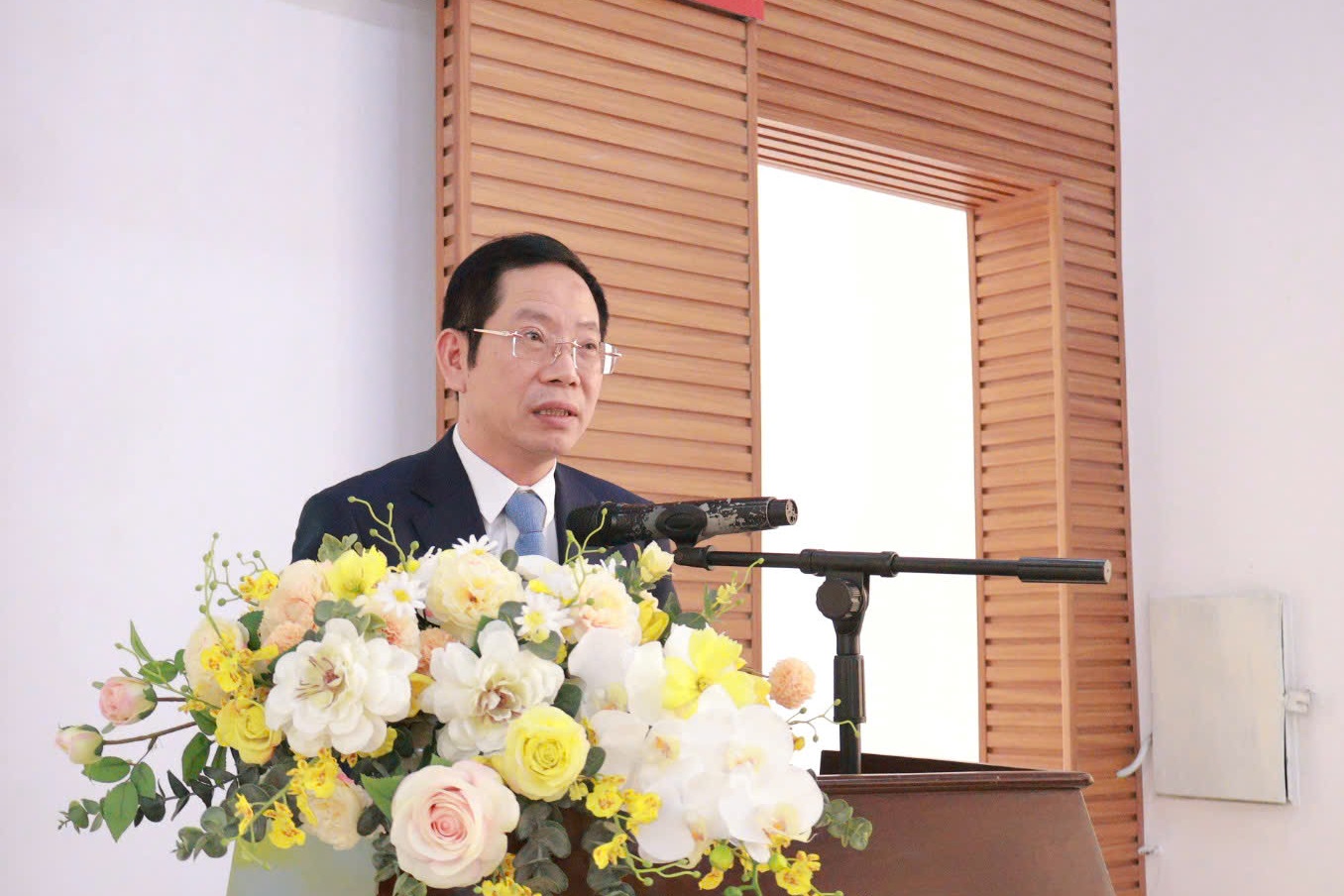 Phó Chủ tịch UBND thành phố Vũ Tiến Phụng phát biểu giao nhiệm vụ tại hội nghị. Phó Chủ tịch UBND thành phố Vũ Tiến Phụng phát biểu giao nhiệm vụ tại hội nghị.