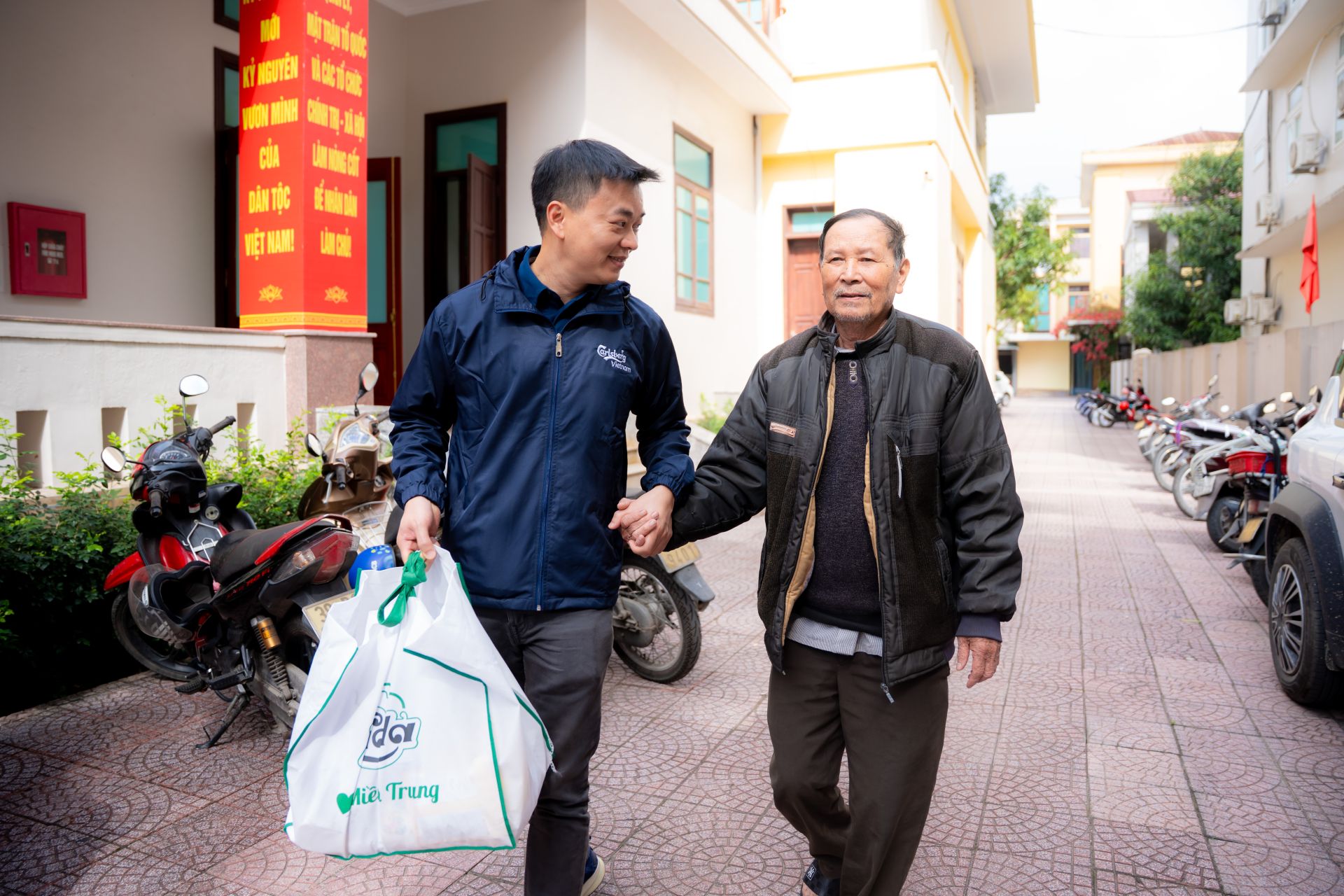 &Ocirc;ng B&ugrave;i Hữu Quang, Gi&aacute;m đốc Kinh doanh to&agrave;n quốc của Carlsberg Việt Nam, tiếp đ&oacute;n người d&acirc;n miền Trung đến nhận qu&agrave; Tết