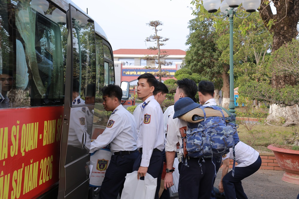 C&aacute;c đồng ch&iacute; chiến sĩ l&ecirc;n xe về địa phương.